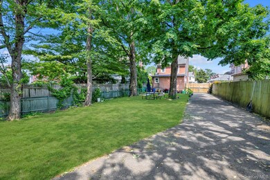 4360 Auburndale Ln, Flushing, NY 11358 - photo 4