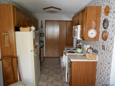 905 Cambridge Manor Dr, Schenectady, NY 12302 - photo 7