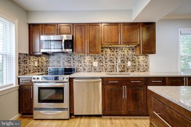 1326 Chetworth Ct, Alexandria, VA 22314 - photo 4