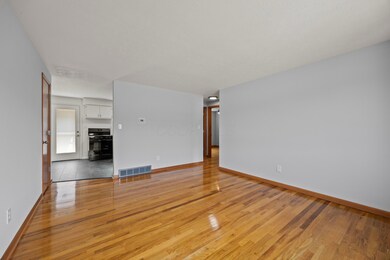 1033 Folkestone Rd, Columbus, OH 43220 - photo 6