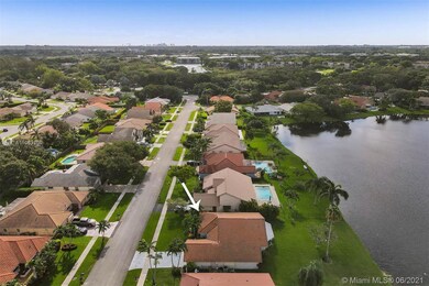 9850 N Oak Knoll Cir, Davie, FL 33324 - photo 5