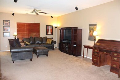 Front Living Room pic1