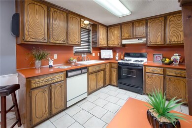 904 NE 24th St, Moore, OK 73160 - photo 7