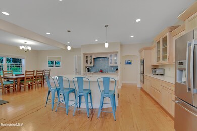 46 Kitchen & Dining