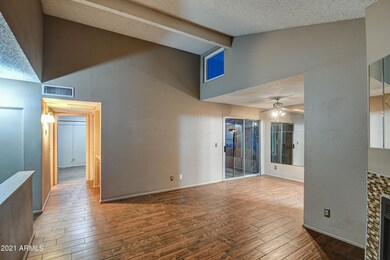 Living room 4