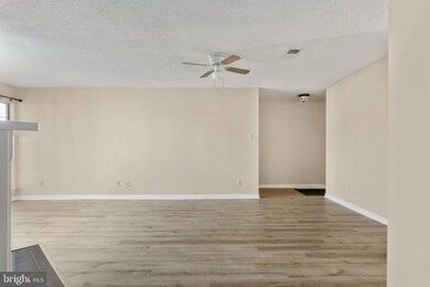 12104 Greenway Ct unit 201, Fairfax, VA 22033 - photo 7