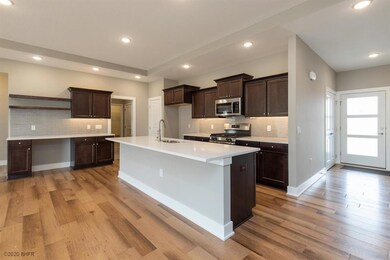 9844 Marnewood Dr, Johnston, IA 50131 - photo 3