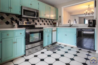 98 SW Pepper Tree Ln, Topeka, KS 66611 - photo 7