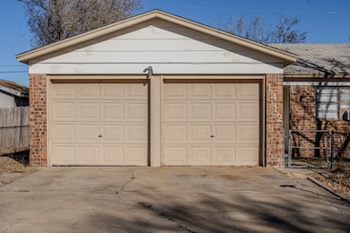 1412 W 25th St, Plainview, TX 79072 - photo 2