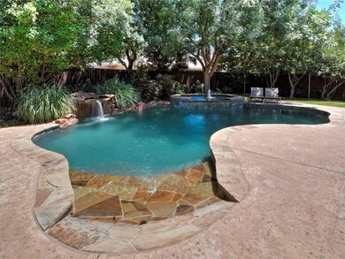 Refreshing tanning ledge, calming fountain and att