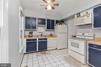 8562 Chester Grove Ct, Springfield, VA 22153 - photo 3