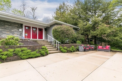 COVERED FRONT STOOP