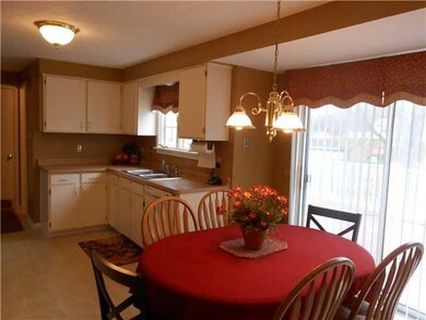 Kitchen Eat in kitchen w/sliding doors to deck-