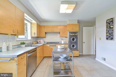 5842 Glen Forest Dr, Falls Church, VA 22041 - photo 6