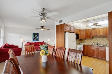 1074 Oakridge F unit 1074, Deerfield Beach, FL 33442 - photo 6