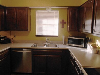 Kitchen, Breakfast bar, Dishwasher, Disposal