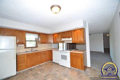 2919 SW Auburn Rd, Topeka, KS 66614 - photo 3