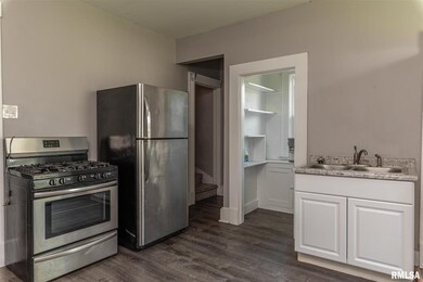 322 E 10th St, Davenport, IA 52803 - photo 3