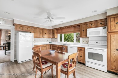 Eat-in Kitchen w/ fantastic views