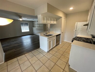 318 S Poplar St unit 3, Tomball, TX 77375 - photo 2