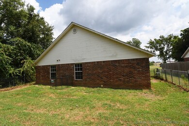 403 N Maple St, Sallisaw, OK 74955 - photo 2