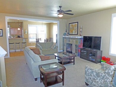 2885 SW Obsidian Ln, Redmond, OR 97756 - photo 4