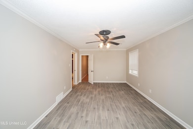 007-photo-primary-bedroom-10673244