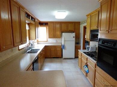 12 Benedict St, Castleton On Hudson, NY 12033 - photo 2