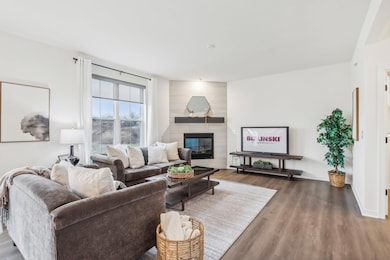 2684 Mapleton Av 07 Gathering Room