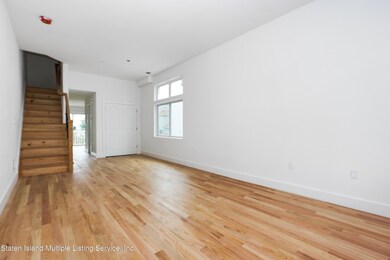 (5) LIVING ROOM