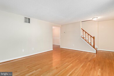 8661 Bent Arrow Ct, Springfield, VA 22153 - photo 4