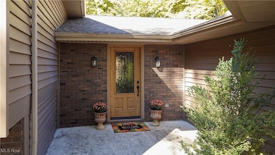 8266 Pebble Creek Ct, Chagrin Falls, OH 44023 - photo 3