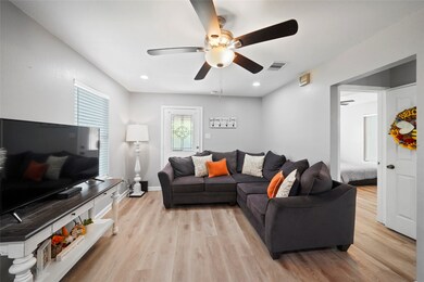 917 W Snyder St, Alvin, TX 77511 - photo 7