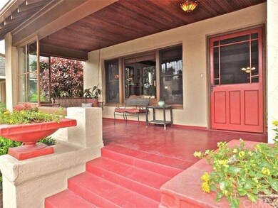 Gorgeous and dramatic entrance to this beautiful H