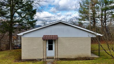 338 Giggenbach Cir, White Sulphur Springs, WV 24986 - photo 5