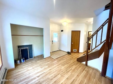 1614 Lynden Way - Living area