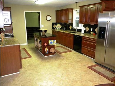 XL Kitchen w/ Island, Stainless Package, Granite U