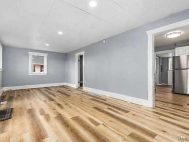 Living Room/Entry