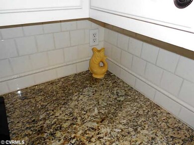 Kitchen - Beautiful granite counters with intricat