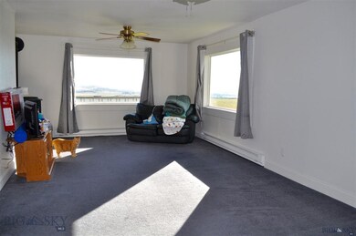 Living Room w/Pellet Stove