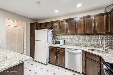 Kitchen w/ granite c/t
