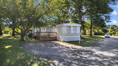 Manufactured / mobile home with a front lawn and a