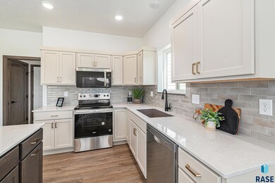 5609 S Spirea Ave, Sioux Falls, SD 57108 - photo 2