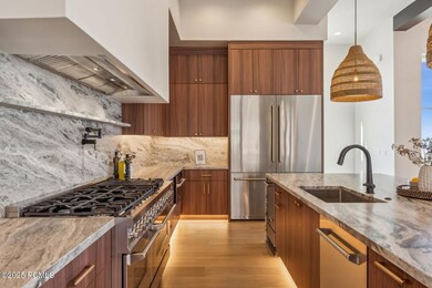 5_Kitchen_1800x1200_4224956
