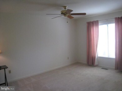 11254 Valley Bend Dr, Germantown, MD 20876 - photo 3