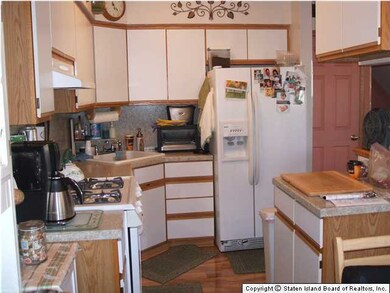 22 Simmons Ln, Staten Island, NY 10314 - photo 4