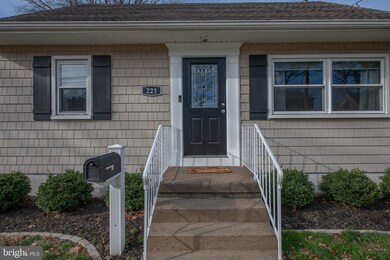 221 Hazel Ave, Folsom, PA 19033 - photo 3