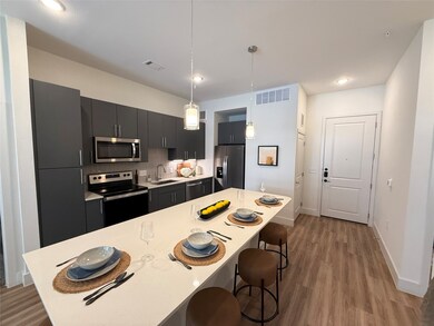 641 W Crosstimbers St unit 1-605, Houston, TX 77018 - photo 2