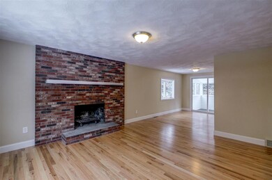 33 W Yellowstone Dr, Londonderry, NH 03053 - photo 4