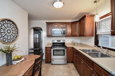 306 S Chicago Ave, Sioux Falls, SD 57103 - photo 2